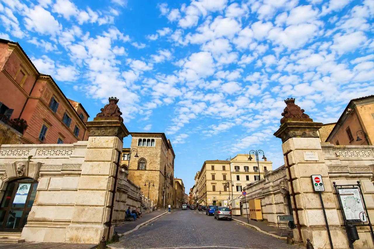 Strada storica e porta in pietra a Tarquinia